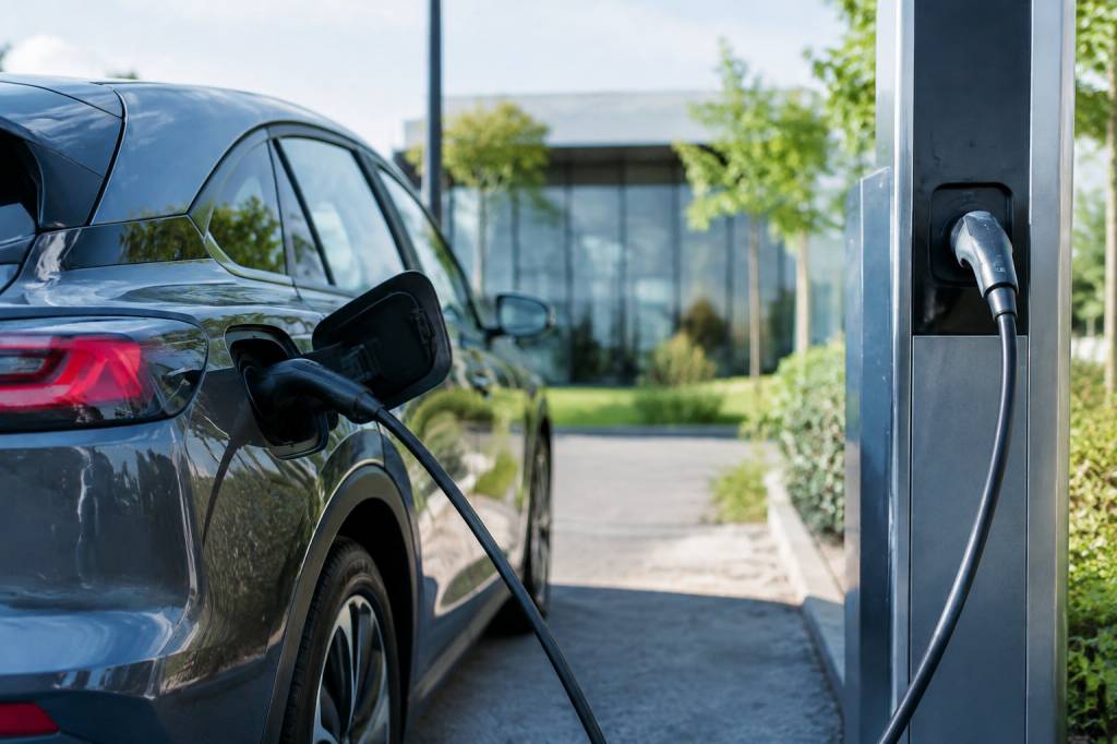 Prix du Kwh à la borne de recharge : tarifs et coûts selon les opérateurs